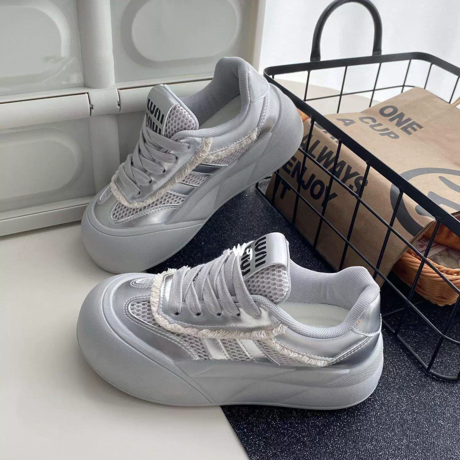 Модные дышащие новые универсальные повседневные белые кроссовки на толстой подошве для женщин и студентов, лето 2025 года.