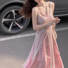 フランスの優しいピンクのケーキのワンピースの女性の夏のボヘミアンの休暇の風は重ねてフリンジブラウスのサスペンダーのスカートを着ます。