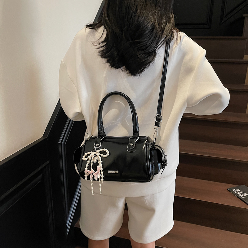 Versión coreana del bolso pequeño de mano súper caliente para mujer 2025 nuevo bolso de hombro de diseño de nicho bolso de mensajero popular de verano