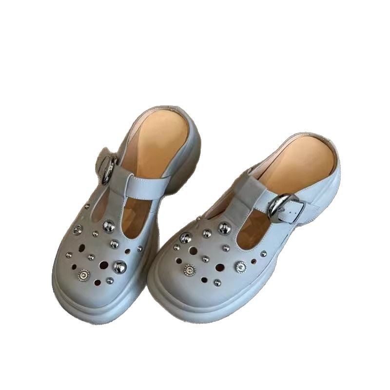 Versión de piel de vaca ~ Nicho Baotou zapatos con agujeros para mujer 2025 nuevo estilo de todo fósforo aumento de suela gruesa casual media pantuflas de boca baja para mujer