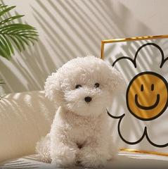 かわいいぬいぐるみをシミュレートして、犬の赤ちゃんが熊のぬいぐるみをシミュレートして、男女の友達に誕生日プレゼントをあげます