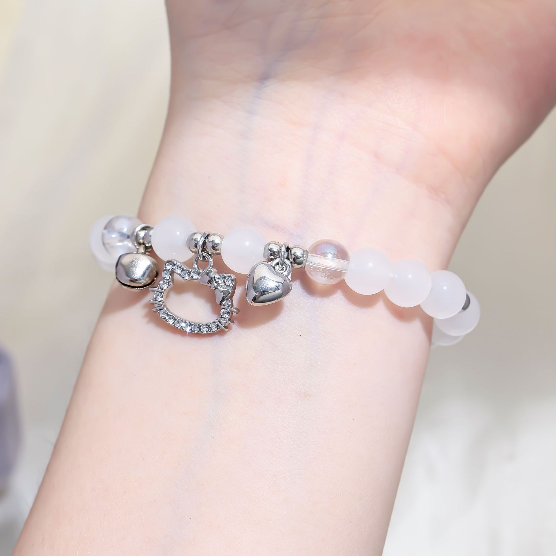 Pulsera de cuentas rotas de mariposa de color fresco pequeño, diseño de nicho de estilo ins femenino, nueva joyería de cristal de luna de luna de luna de luna de luna gris