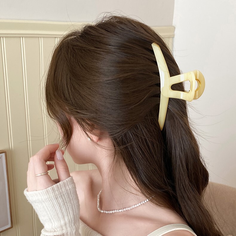 女性用の新鮮な無地のヘアピン、2025年夏の着用アクセサリー、多用途でシンプルな気質のシャーククリップ、後頭部のグリップクリップ|undefined