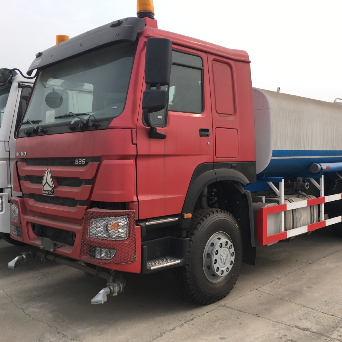 专注出口中国重汽豪沃国二国三国四洒水车