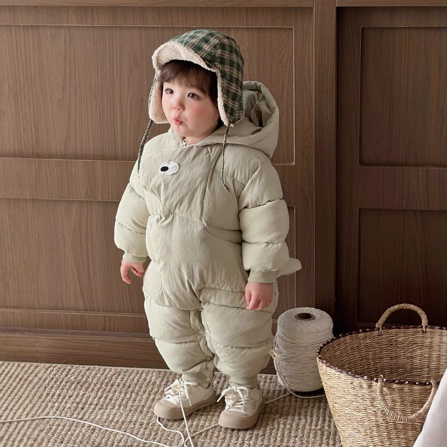 Invierno 2024 nuevo producto mono para bebé masculino ropa de salida acolchada gruesa mameluco tapeta de dibujos animados pequeño traje de arrastre de dinosaurio