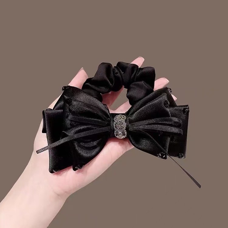 Elegant hårsnodd i satin med rosett för lyxig hästsvans_voghion.com