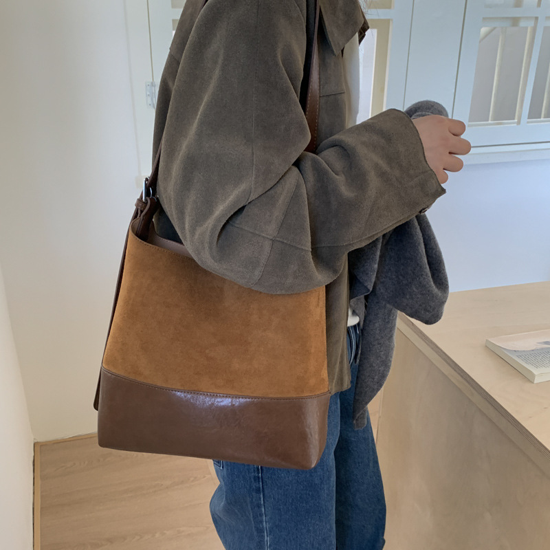 Bolsa de cubo de peluche retro de gamuza para mujeres 2025 nuevo hombro bolso de brazo mochila de gran capacidad bolsa de viaje