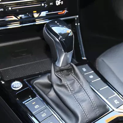 Sürətlər qutusu və əl tormozu başlıqları – Gear Shift Knob - volkswagen-tiguan12-17-years-black-leather-lever-cover-electronic-led-gear-head