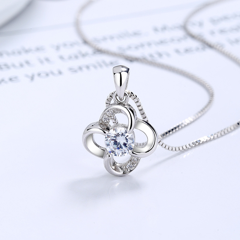 Collana da donna con quadrifoglio in argento puro e zirconi intarsiati, design di nicchia, catena per clavicola di alta qualità, 2021_voghion.com