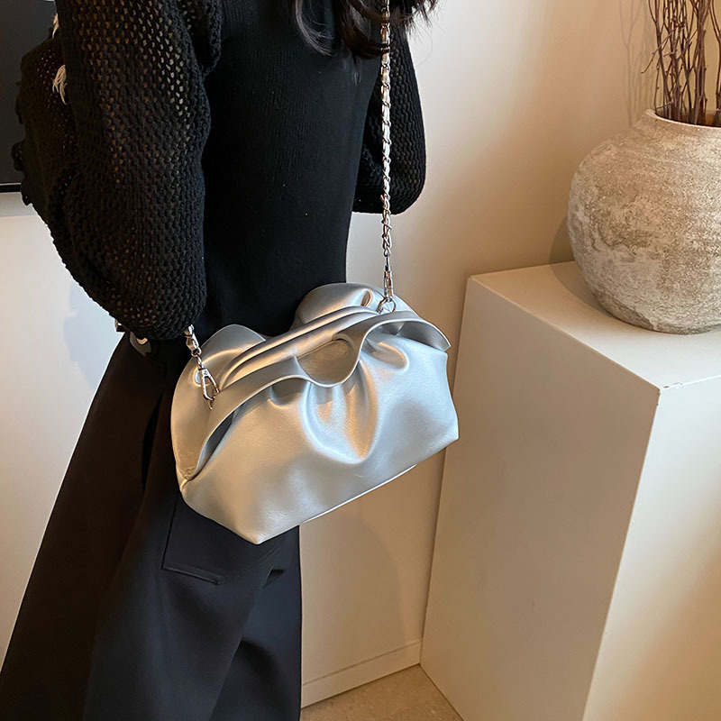 Bolso de axila de nube de boca de clip de pliegue femenino 2024 nuevo bandolera de nicho bolso de axila de cadena de todo fósforo de moda coreana