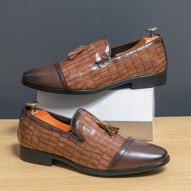 Zapatos de hombre grandes nuevos zapatos de cuero casuales de moda retro de un pie zapatos de cuero de punta de moda zapatos de boda de hombre