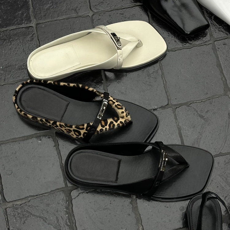 In-Stock Clip-Toe Flip-Flops for Women, Summer Outdoor Wear, Leopard Print, Horsehair and Calfskin Combination, Square Toe, Casual Flat Sandals In-Stock Clip-Toe Flip-Flops for Women, Summer Outdoor Wear, Leopard Print, Horsehair and Calfskin Combination, Square Toe, Casual Flat Sandals