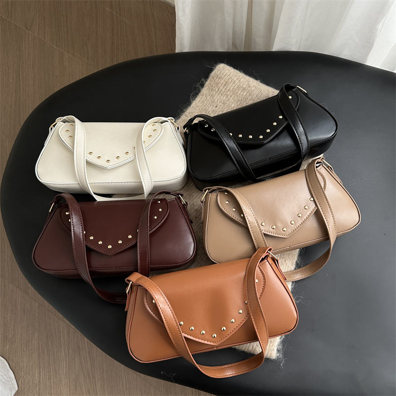 Remache retro textura casual 2024 invierno nuevo estilo estilo occidental a juego moda bolso de luna nueva axila bolso de hombro mujer