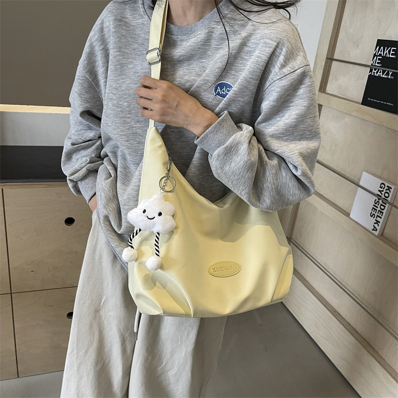 Bolsa de mujer coreana de cadena de alta capacidad debajo de la axila 2024, nuevo verano versátil de moda, bolso de hombro.