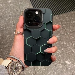 蜂の巣型のブロックが特徴の、Apple 15 Pro Max、iPhone 16 Pro、新作14 Pro、高級17向けのトレンド感のあるスマホケース