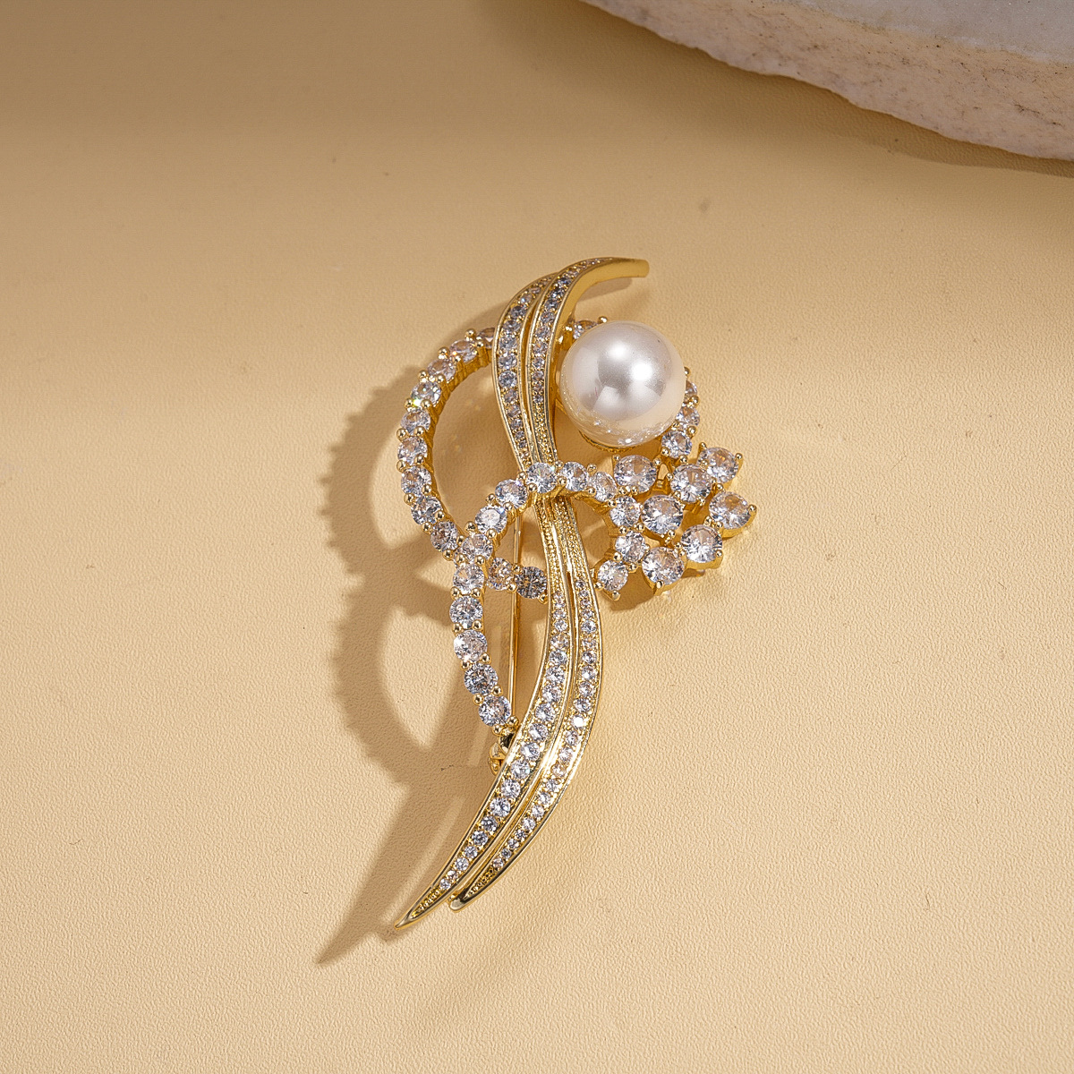 14k oro real galvanizado Zircon europeo y americano perla geometría torcida broche retro lujo ligero alto sentido accesorios de traje
