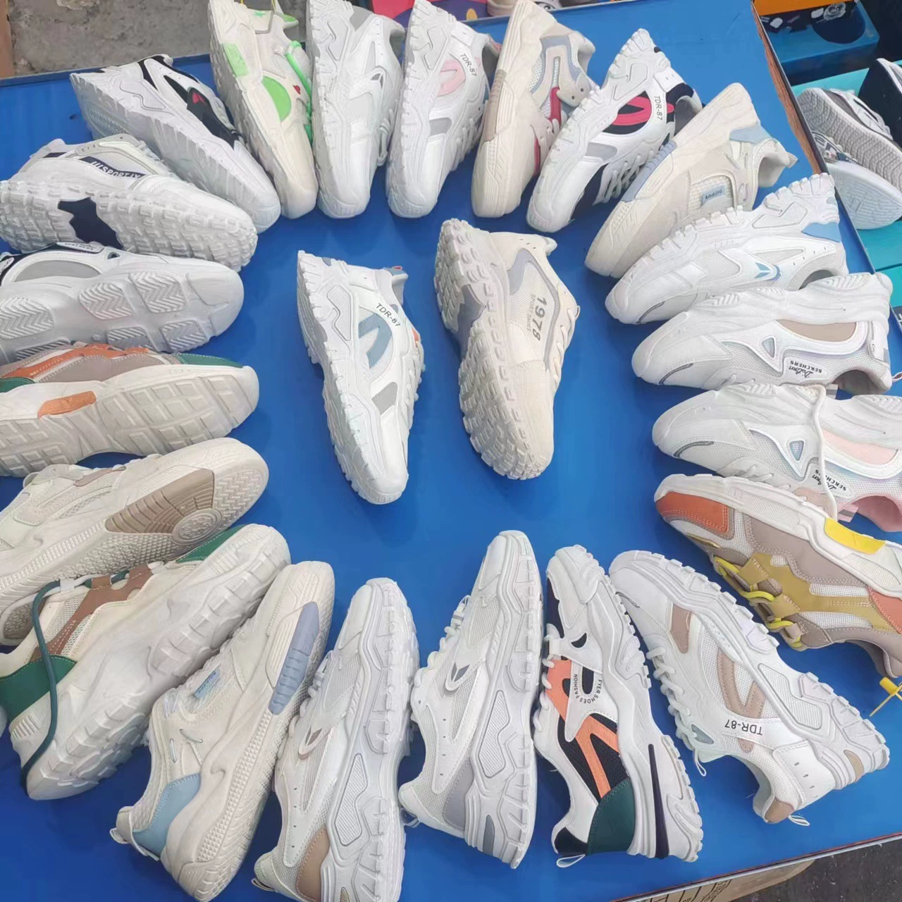 2025 новые кроссовки с шнуровкой легкие мужские нескользящие и износостойкие модные дикие кроссовки