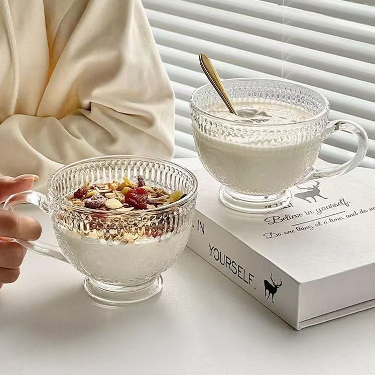 Taza de desayuno de avena inswind retro sol relieve con un vaso de agua dulce casero taza de cereales de leche
