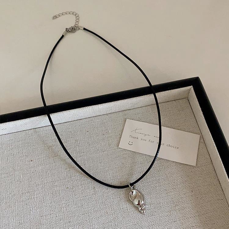 Black Leather Rope Metal Heart Starfish Shell Conch Pendant Necklace Female Niche Design Retro Sweet Cool Clavicle Chain