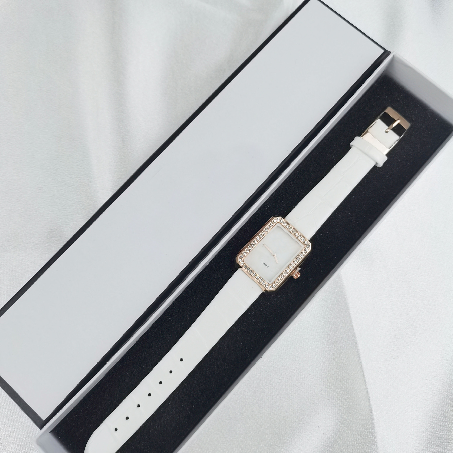 Other Small Fragrant Style Diamond Quartz Watch