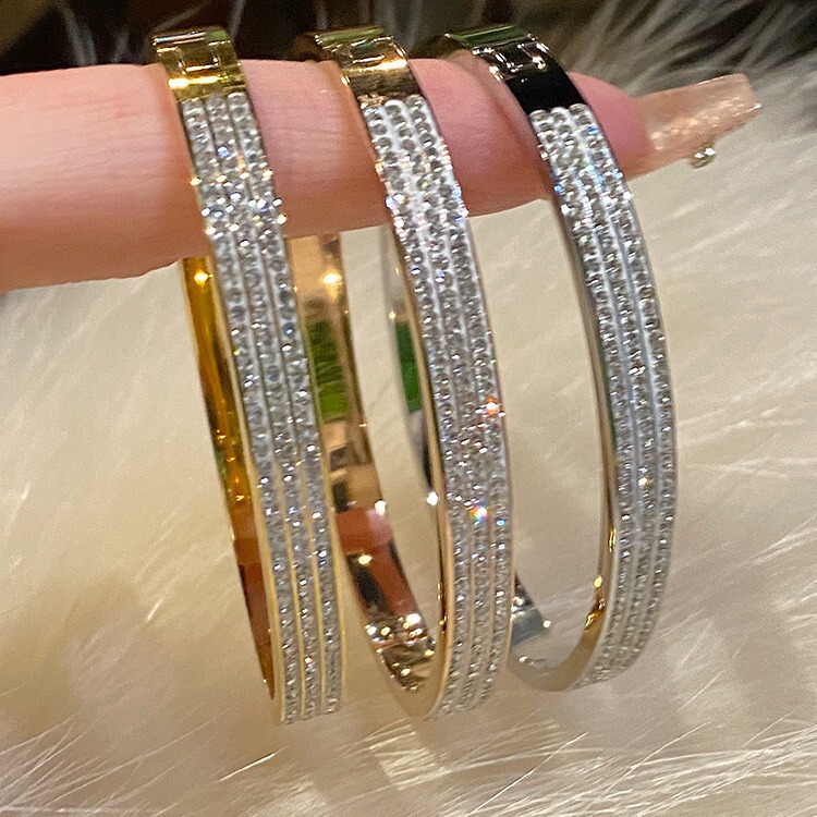 Light Luxury and High-End Full Diamond Bracelet for Women, 2026 Hot Style, Titanium Steel Non-Fading Bracelet, New Couple's Hand Jewelry