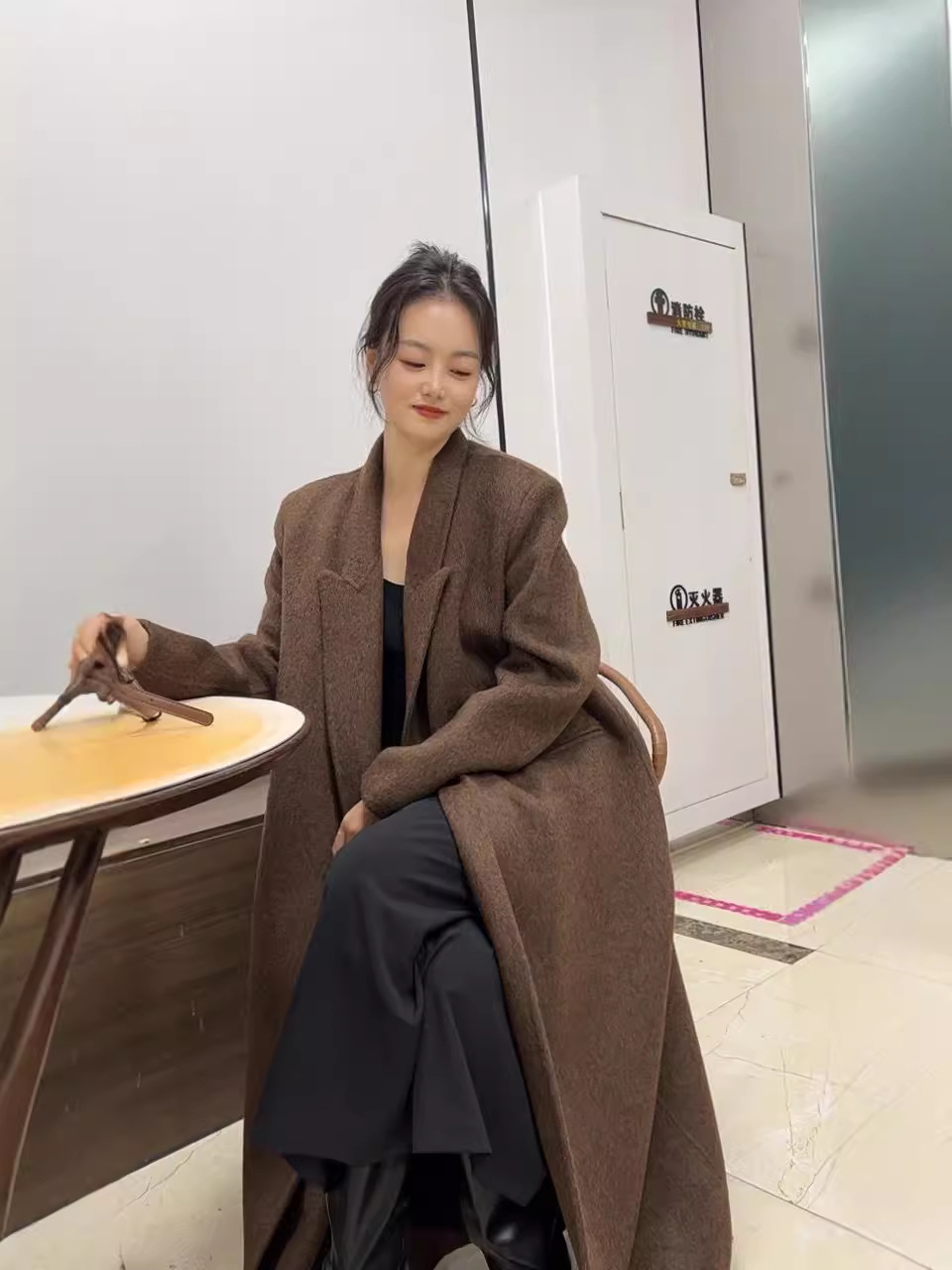 2025年秋冬新作、肩が自然な位置にあるゆったりとした両面ウールコート、女性らしいエレガントなロング丈、膝丈以上、高級感のある韓国風アウター