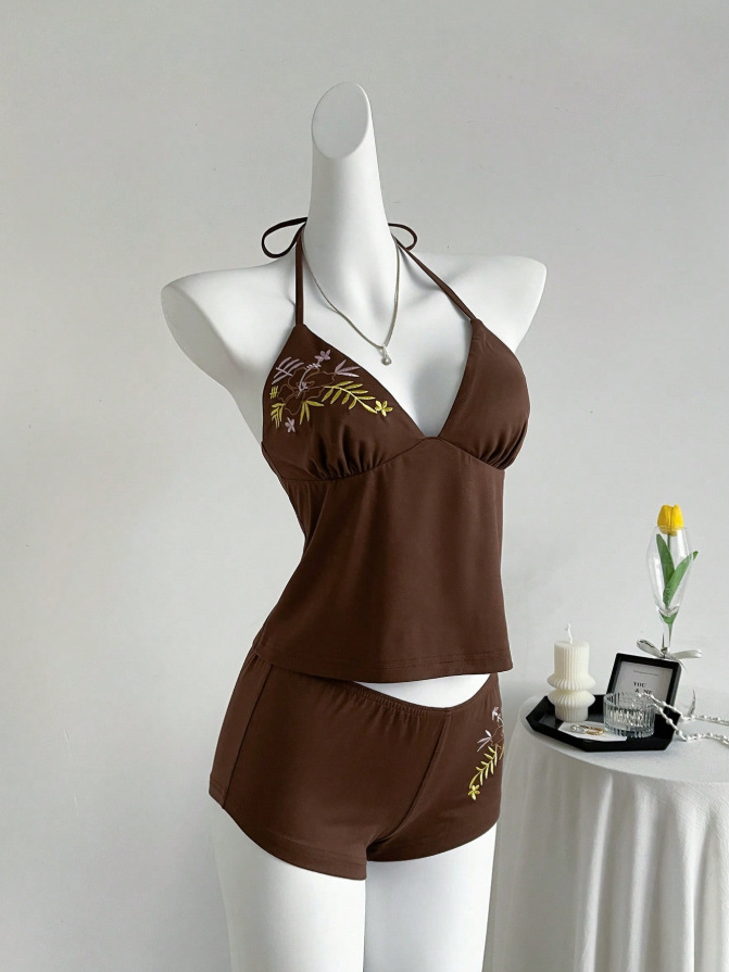 Completo due pezzi da donna in stile retrò e piccante: canotta con scollo all'americana e pantaloncini con motivo a foglie, perfetto per l'estate._voghion.com