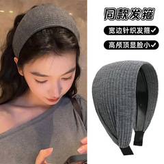 ワイドバンドの歯付きカチューシャのレトロ感があります。