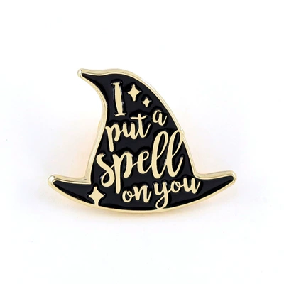 Halloween Magic Hat Themed Brooch, Creative Letter Witch Hat Enamel Badge, Fan Collection Accessory (Yaxa sancaqları) - c08-03-b04e-32-3-2