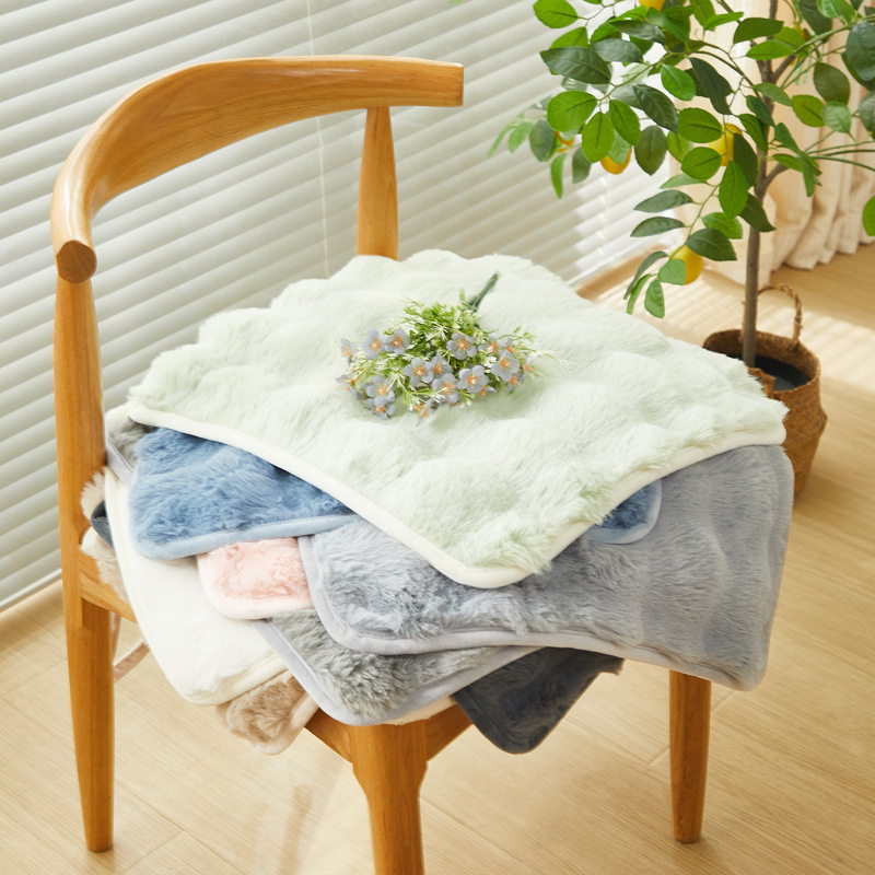 ウサギのぬいぐるみの座布団は冬に厚くて保温します。|undefined