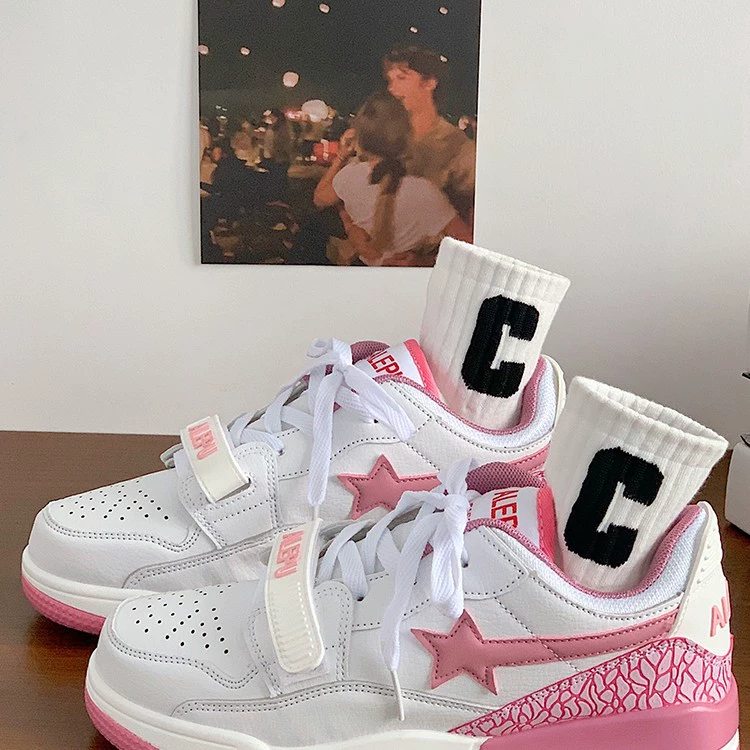 Женские кроссовки со звездами на воздушной подушке, новинка 2024, зимняя модная обувь, универсальные студенческие кроссовки нишевого дизайна для женщин