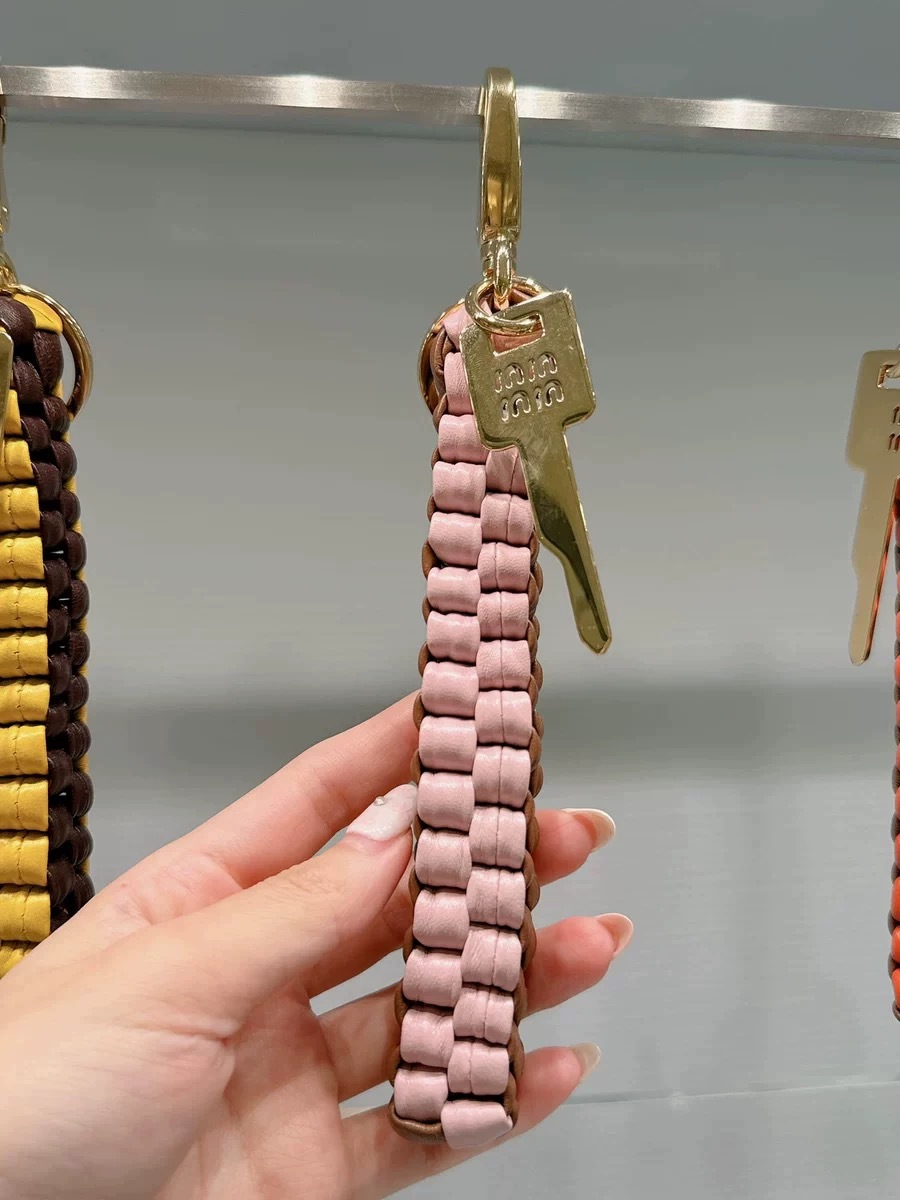 赤い本insが爆発したミュウ系革のキーホルダー編みキーホルダーが流行している男女のペンダント