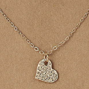 Короткое золотистое колье с подвеской Love