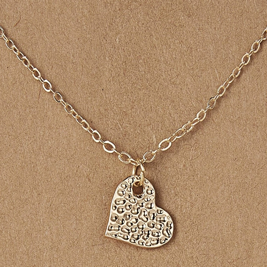 Короткое золотистое колье с подвеской Love