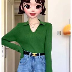 フランスのレトロな緑のvネックのニットの底のシャツの女性の春と秋の高級感のpolo襟のセーターの中にシックな上着を掛けます。