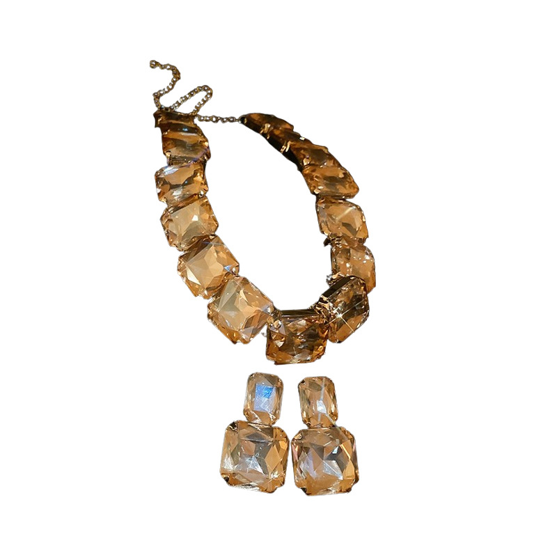 Pendientes cuadrados con incrustaciones de diamantes Collar de dos piezas Pendientes de temperamento exagerado de todo fósforo de moda Accesorios de vestir de alta gama de lujo ligero