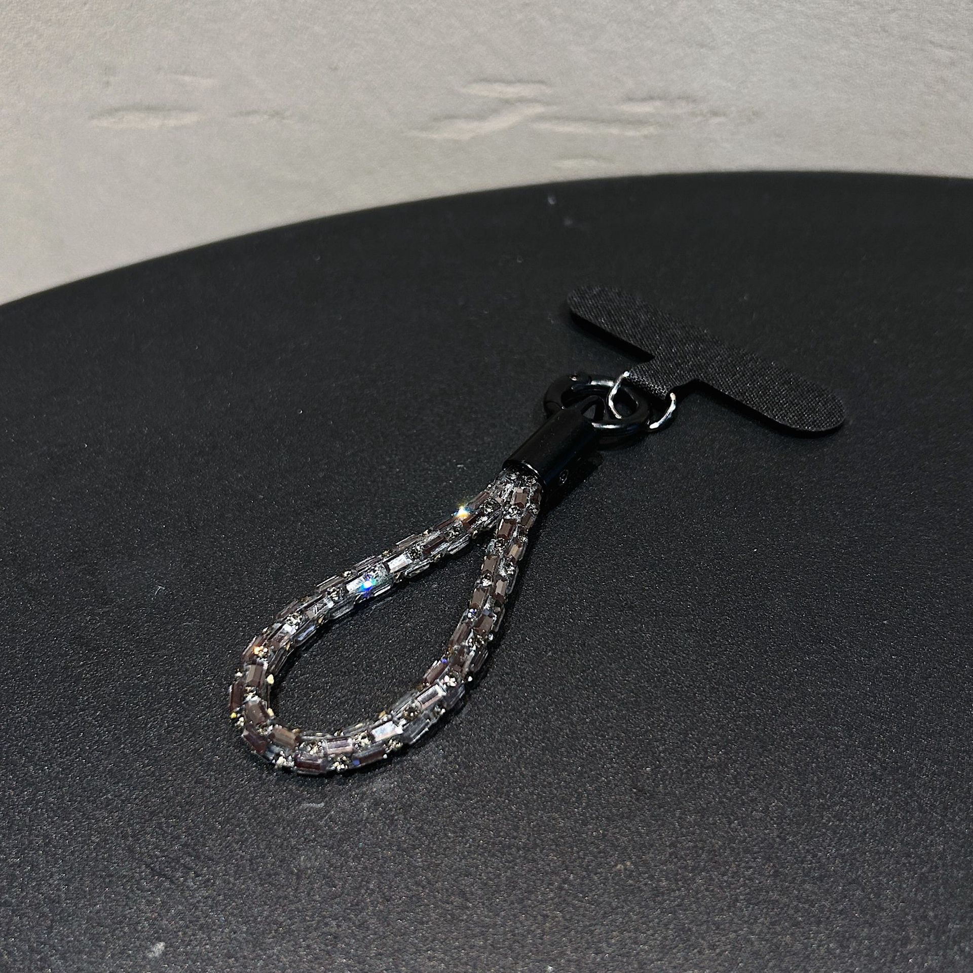 Colgante de diamante de alta sensación colorido perlas de diamante flash clip de teléfono móvil hebilla de metal resistente a la caída colgante de cadena corta resistente a la pérdida de cuello