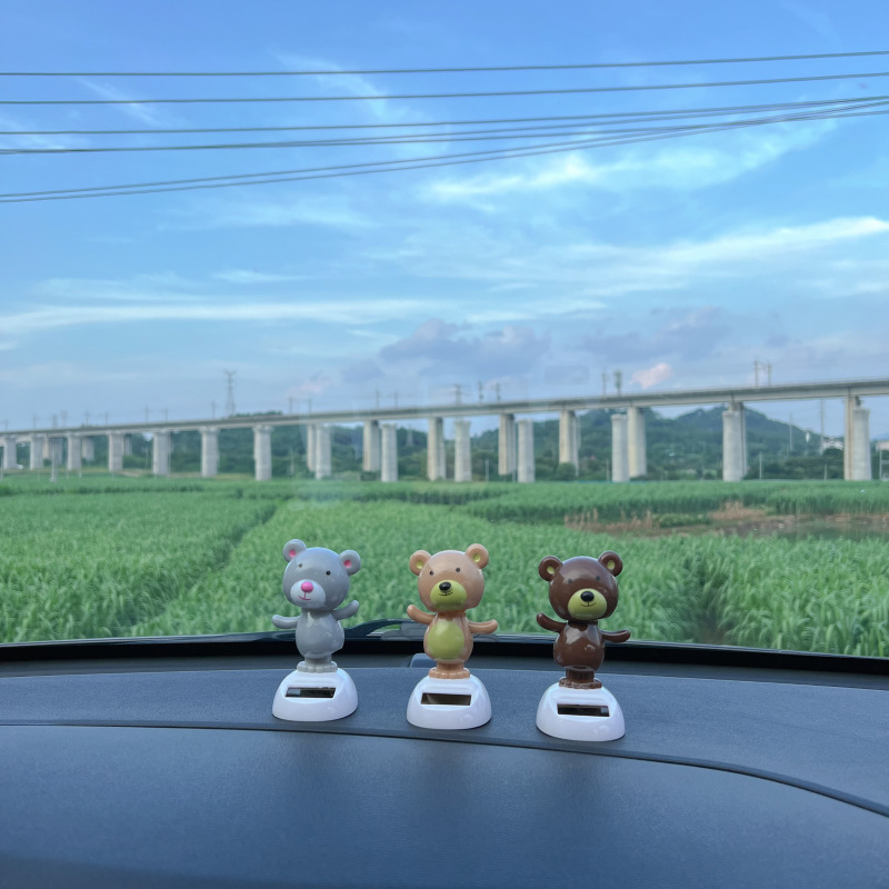 太阳能汽车装饰摆件苹果花摇摆车载饰品办公室小熊猫车内小太阳详情4