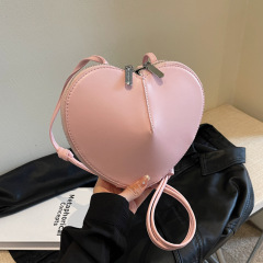 New trendy niche-design crossbody bag for women&mdash;featuring a unique, eye-catching heart-shaped single-shoulder bag and a chic underarm style that&rsquo;s all the rage online.