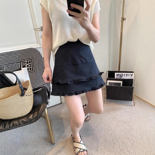 Retro black fungus edge short skirt for women, high-waisted splicing design, semi-slip A-line skirt with pleated lotus leaf edge, stylish casual attire.