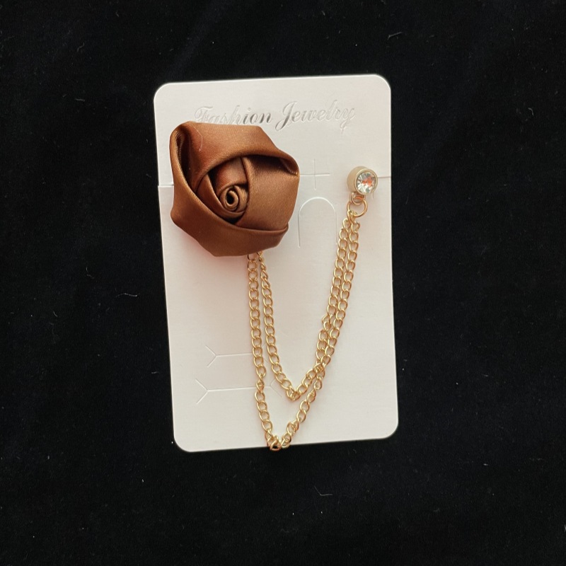 Broche de flor de rosa en tela para hombre con borlas boda_voghion.com