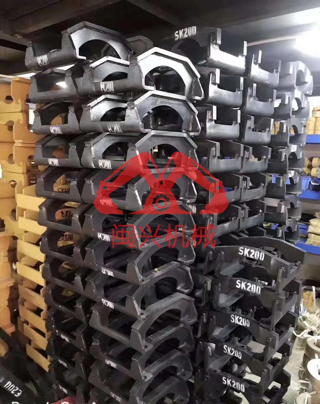 适用挖掘机配件神钢200-35护链架神钢200-8260350450护链架