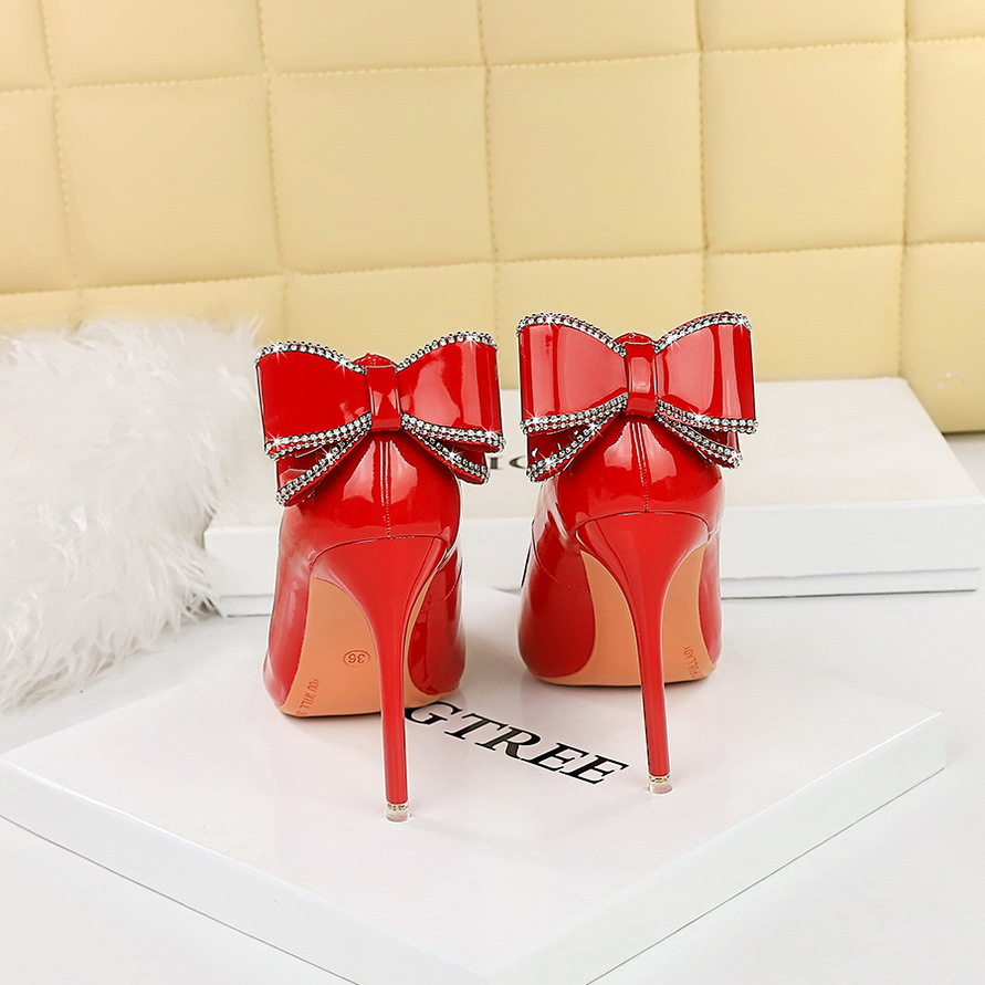 Damen Stiletto Pumps Mit Schleife Aus Lackleder Spitz Zulaufend_voghion.com