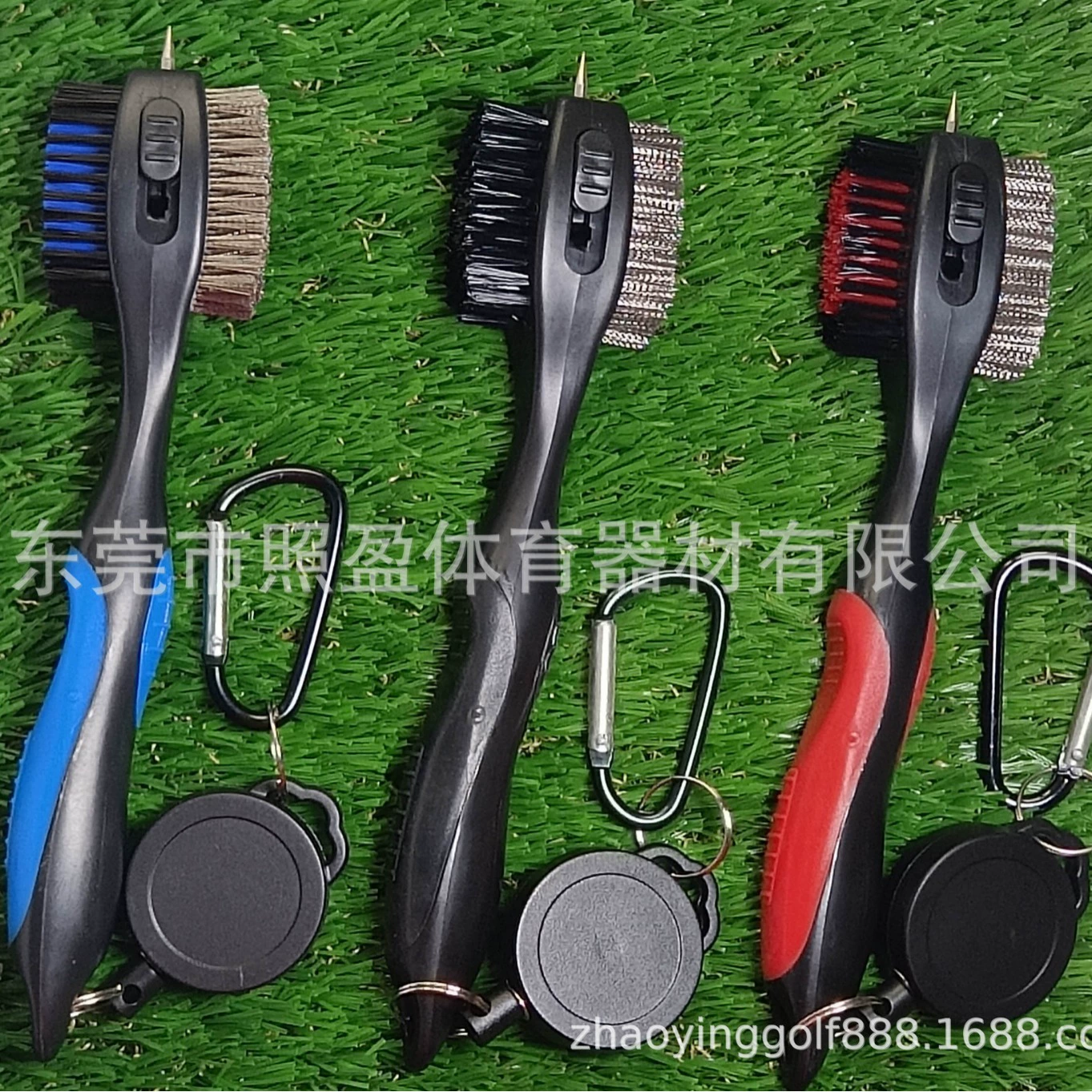 Производители поставляют двухстороннюю щетку для гольфа, чистящую щетку для клуба, многофункциональную щетку с шаровой головкой, принадлежности для гольфа