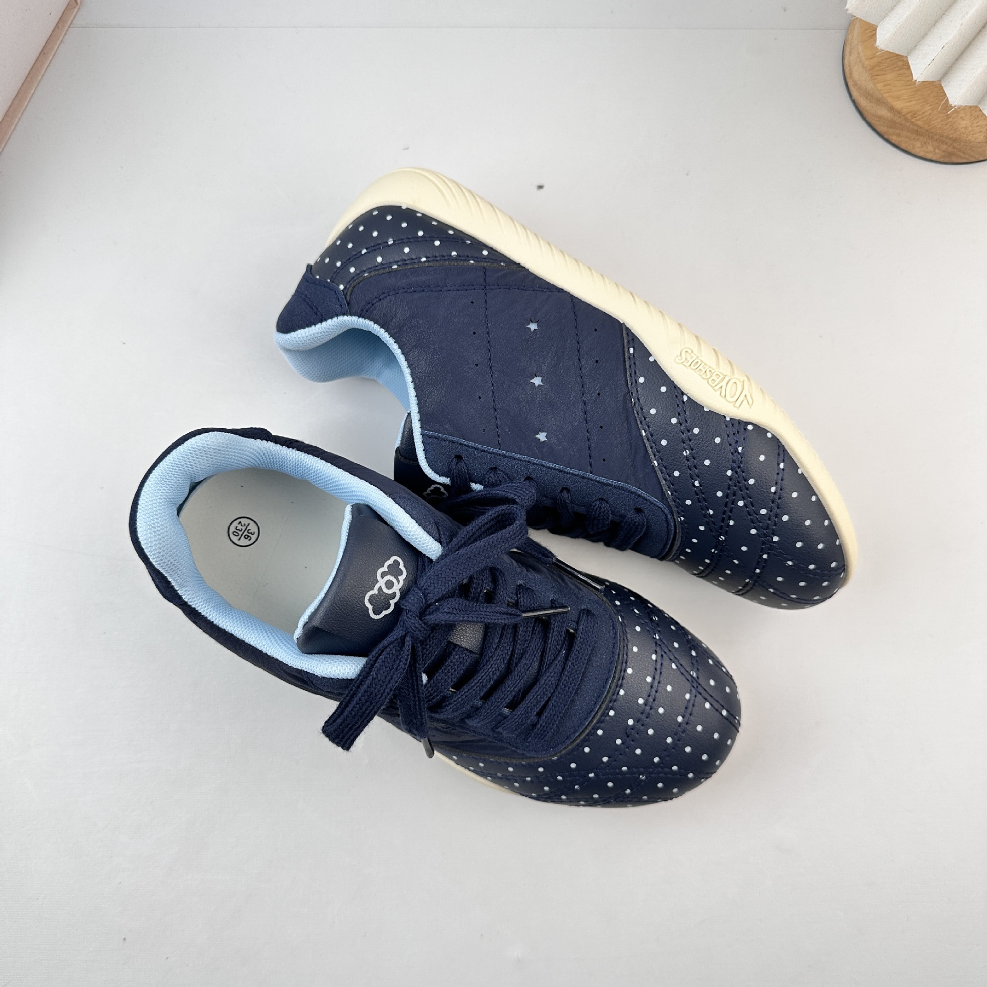 Yuanbo nicho no choque zapatos de skate para mujeres 2025 nuevo primavera y otoño zapatos blancos con suela gruesa zapatos casuales para mujeres