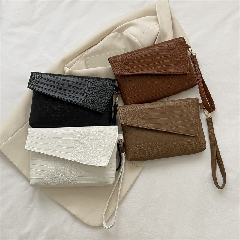 Women's Medium Pu Leather Solid Color Vintage Style Magnetic Buckle Envelope Bag display picture 15