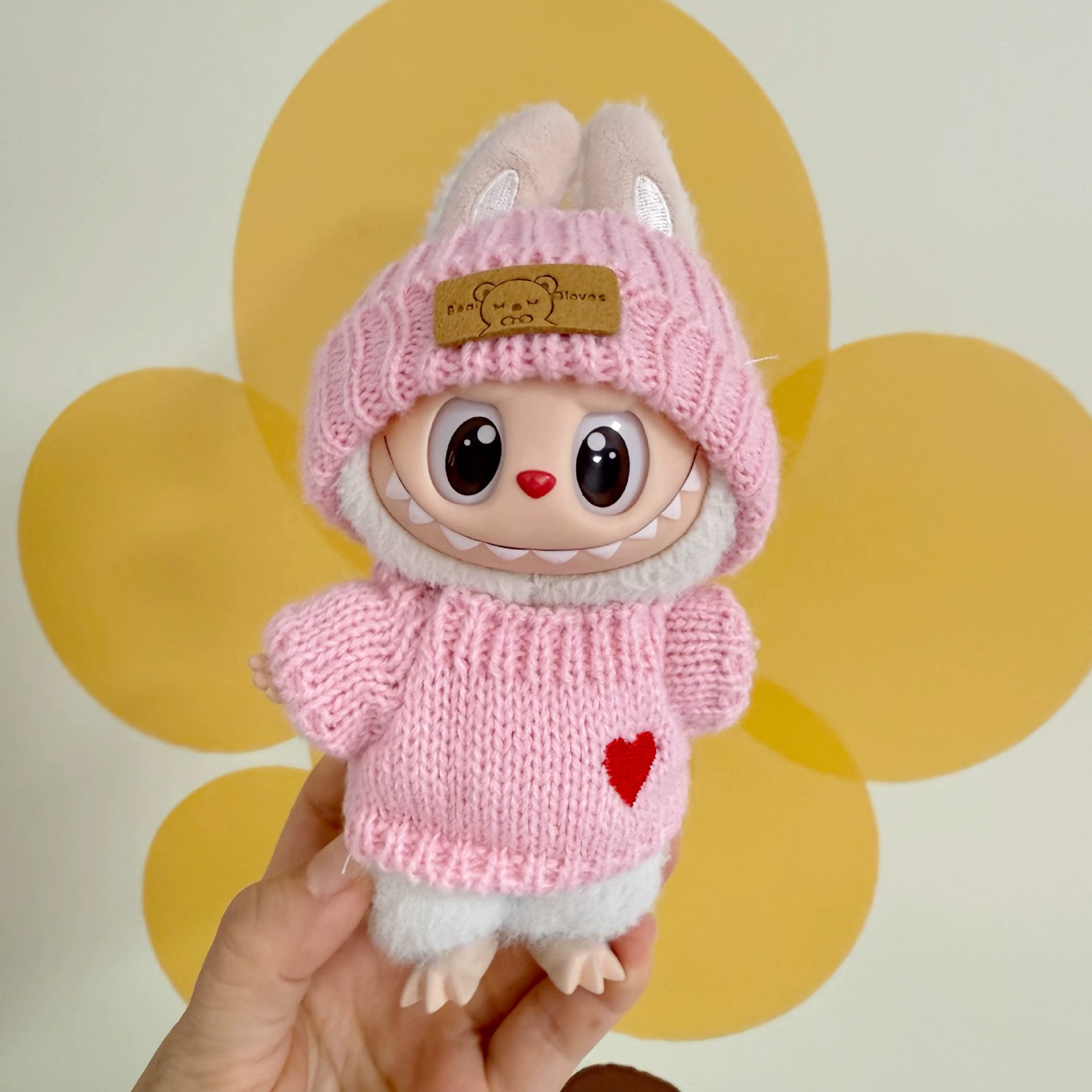 Костюм одежды куклы Labubu для первого и второго поколения - шапка, свитер с сердцем, нашивка в виде медведя