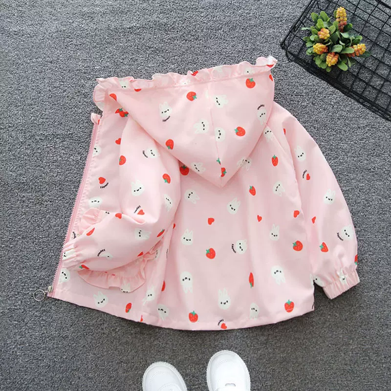 童装女宝宝春秋季小外套婴儿衣服儿童草莓外套上衣女童春装风衣潮