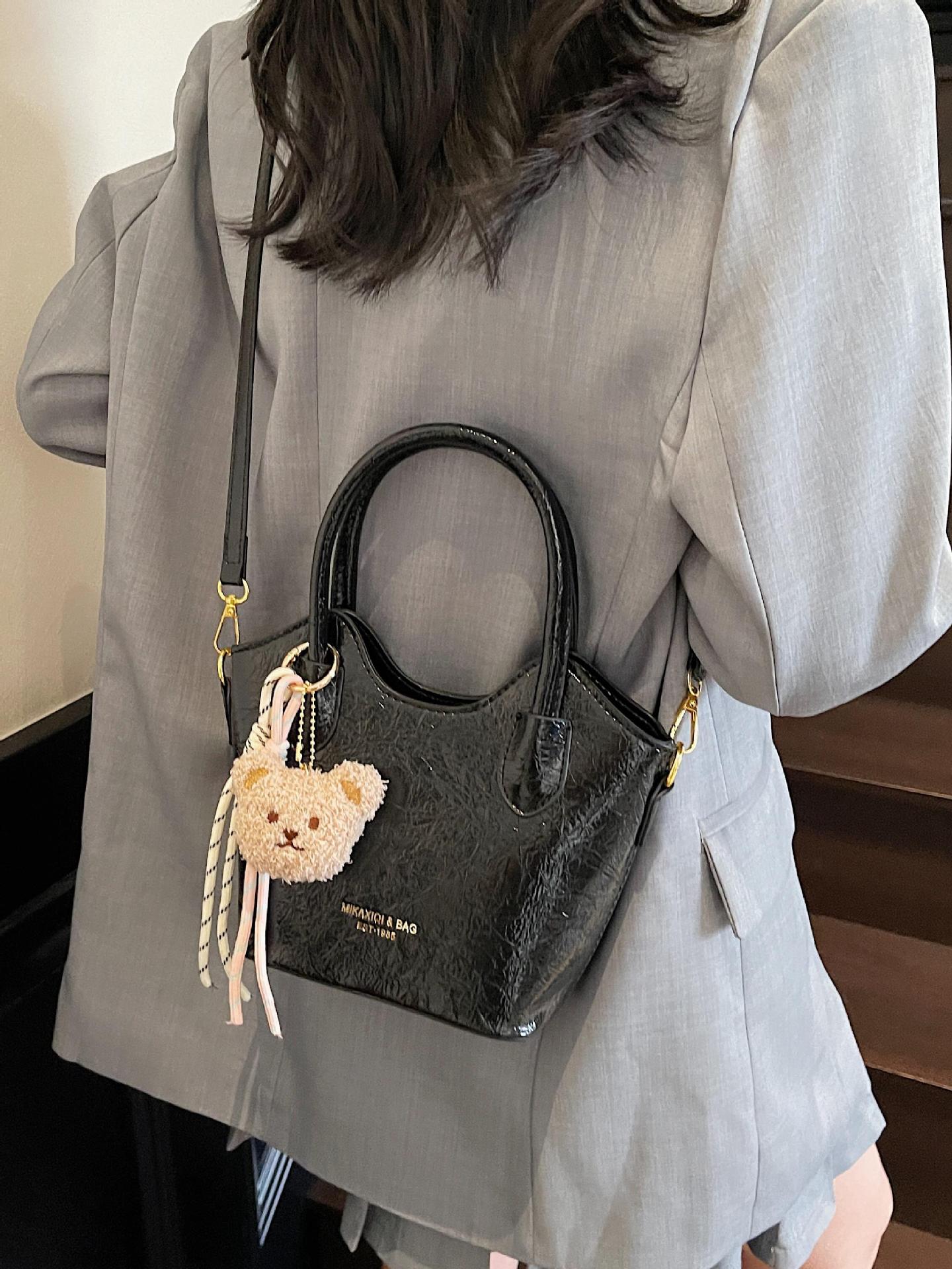 Versión coreana del bolso de cubo de mano casual simple para mujer 2025 nuevo bolso de hombro de viajero de todo fósforo bolso de mensajero de tendencia de moda
