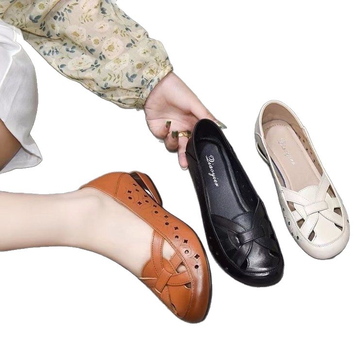 Sandalias 2026 verano nuevo hueco transpirable zapatos casuales de mediana edad cómodos zapatos de mujer madre suave